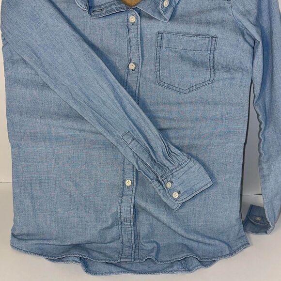 J Crew Chambray shirt in signature fit (Denim/Lovers Lane Wash) - Picture 2 of 10
